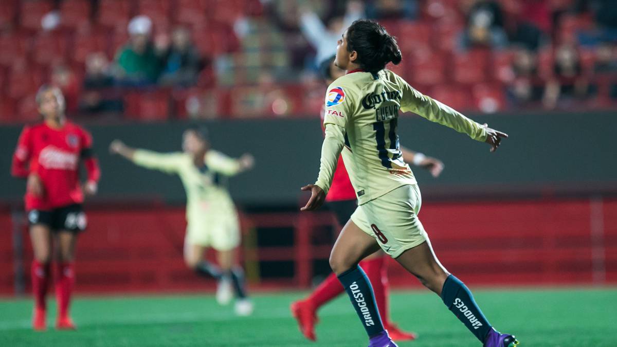 Betzy Cuevas festejando anotación de América