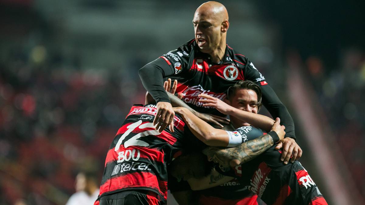 Ariel Nahuelpan festeja con sus compañeros Xolos.