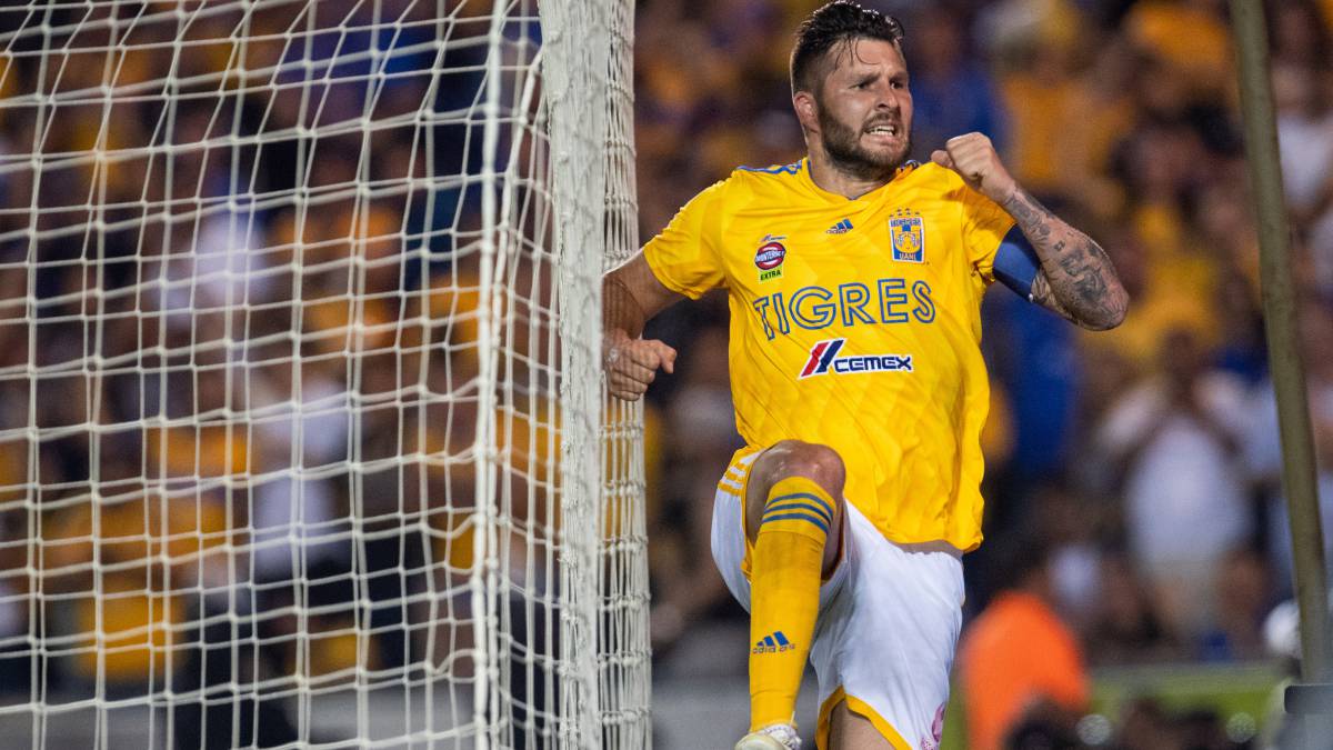 André-Pierre Gignac celebra un gol en el estadio Universitario.
