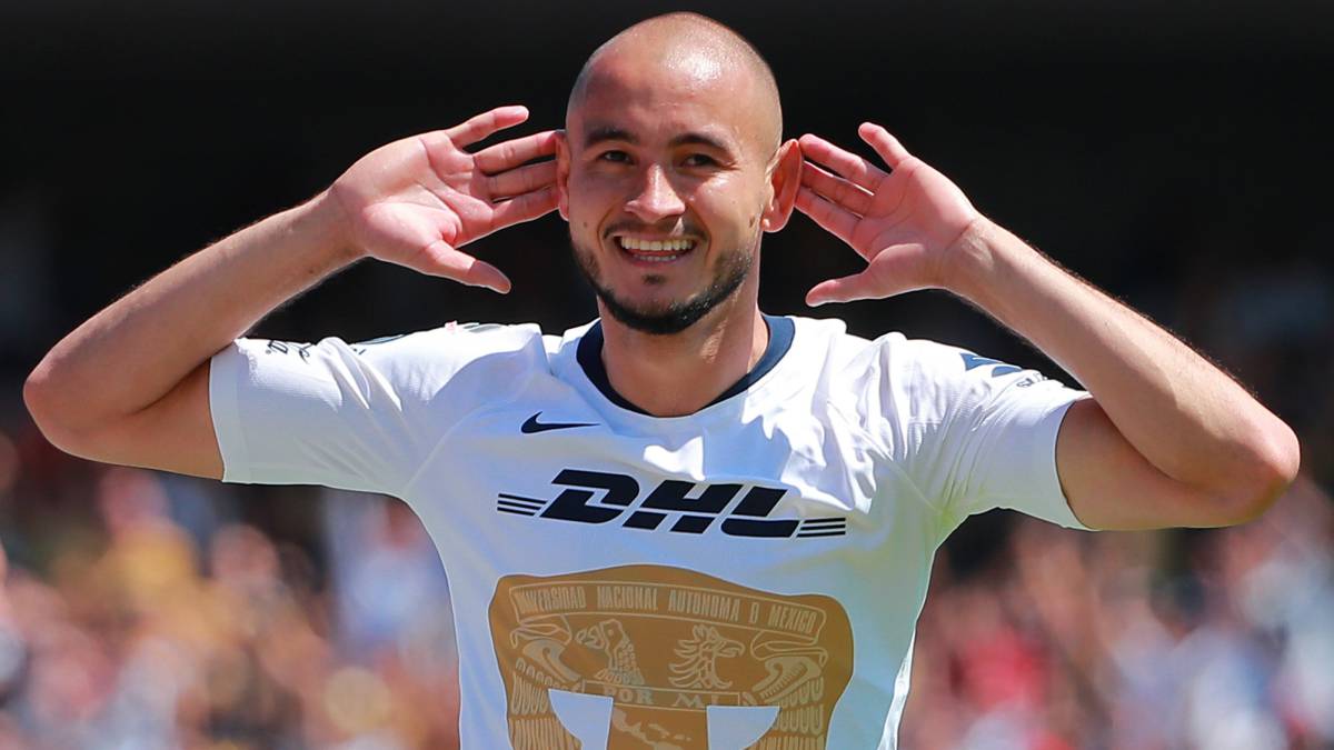 Carlos González celebra su anotación ante América en el Clásico Capitalino