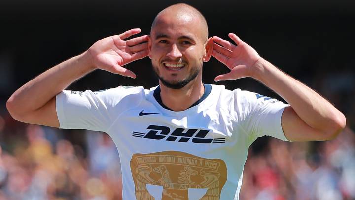 Carlos González celebra su anotación ante América en el Clásico Capitalino