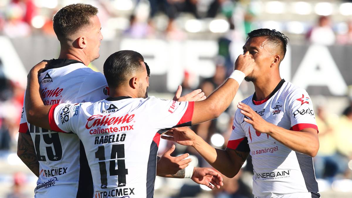 Jugadores de Lobos BUAP celebran triunfo sobre Gallos Blancos de Querétaro