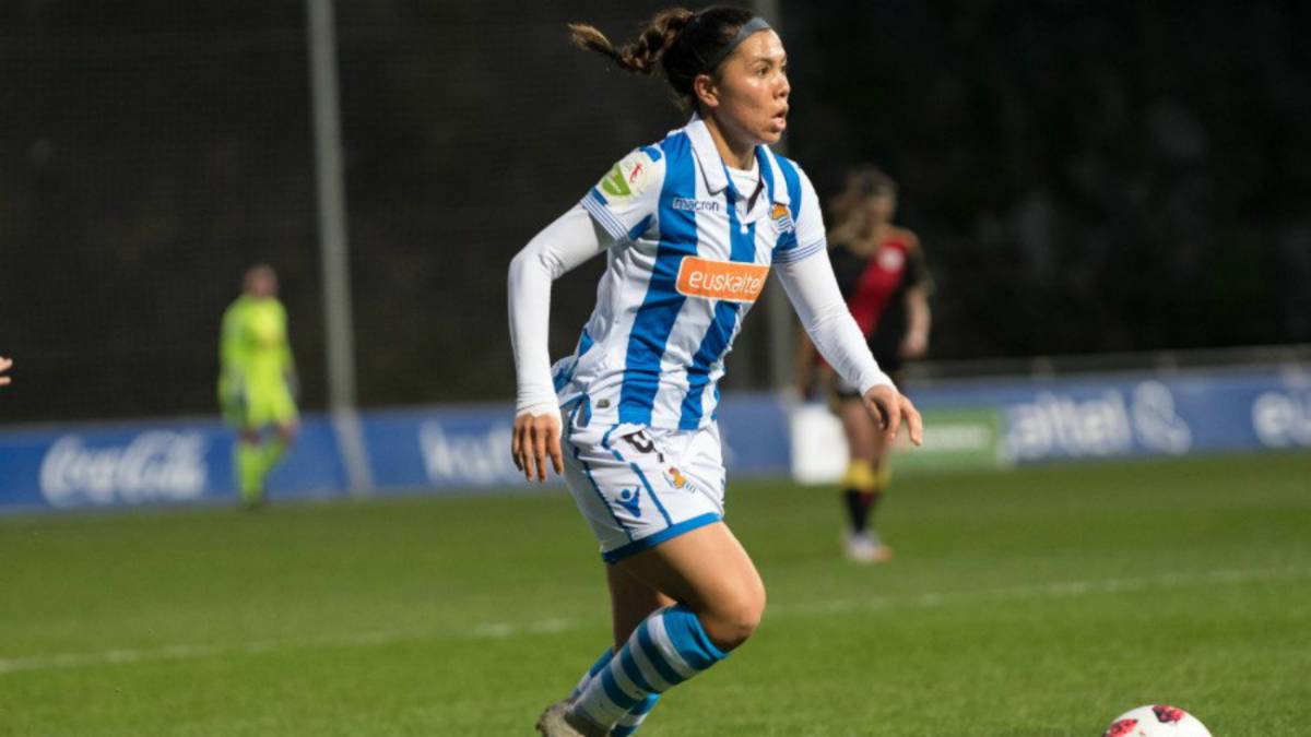 Kiana Palacios conduciendo el balón