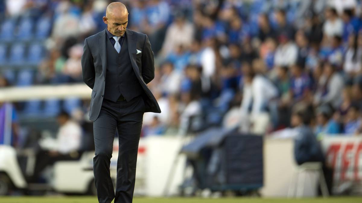 Paco Jémez dirigiendo al Cruz Azul en el Estadio Azul