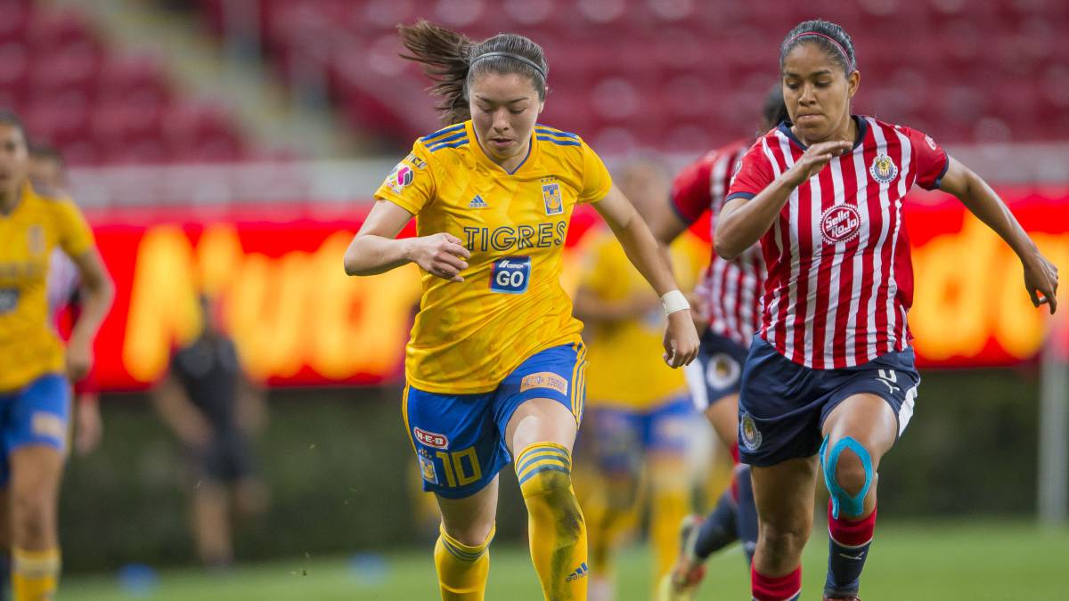Katty Martinez conduciendo el balón