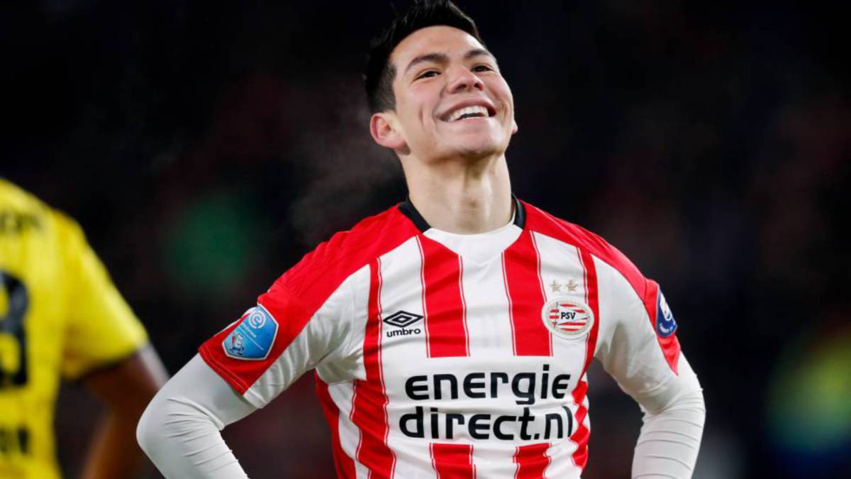 Hirving Lozano se lamenta tras una acción con el PSV Eindhoven.
