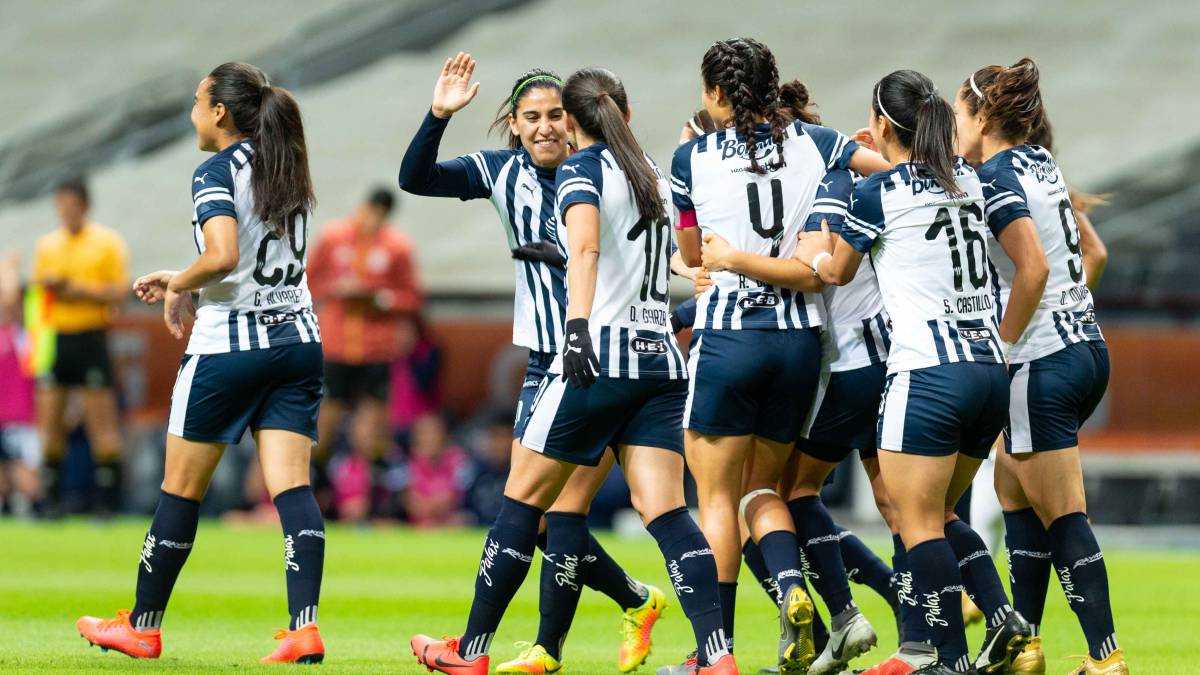 Jugadoras de Monterrey festejando anotación