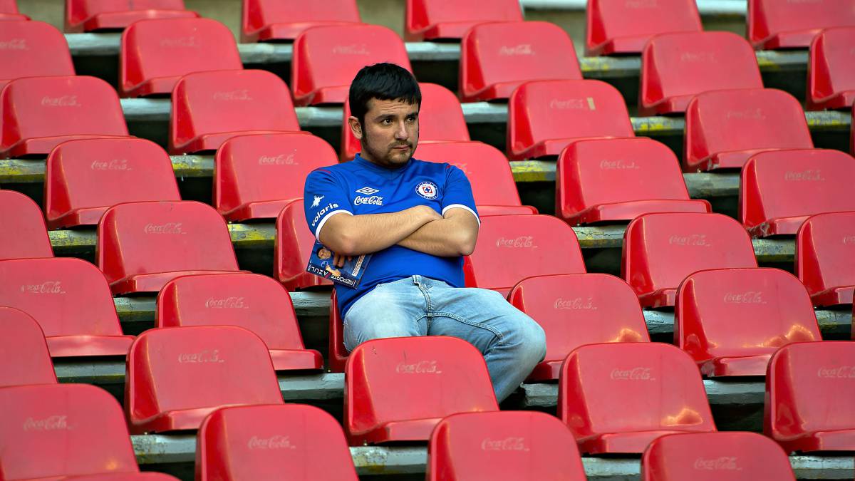 Afición de Cruz Azul vuelve a pedir la salida de Pedro Caixinha