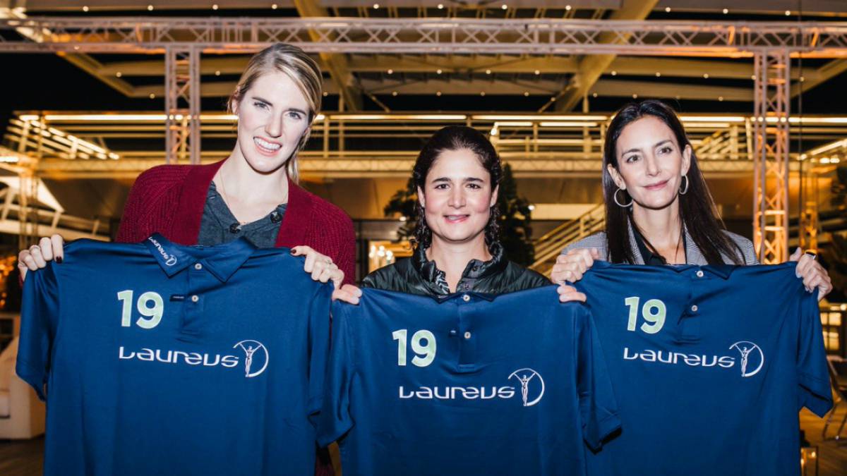 Lorena Ochoa posando con playera de Laureus