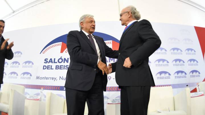 AMLO inaugura en Monterrey el salón de la fama del béisbol