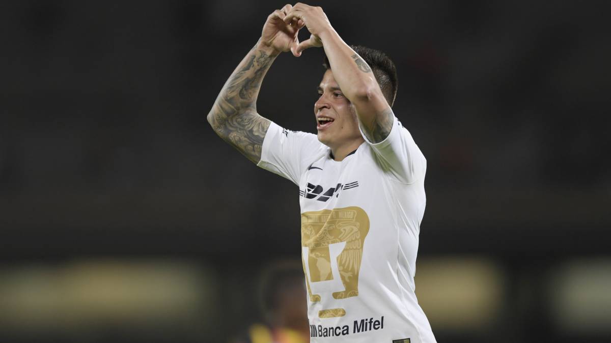 Juan Manuel Iturbe celebra el gol que le da el triunfo a Pumas sobre Leones Negros.
