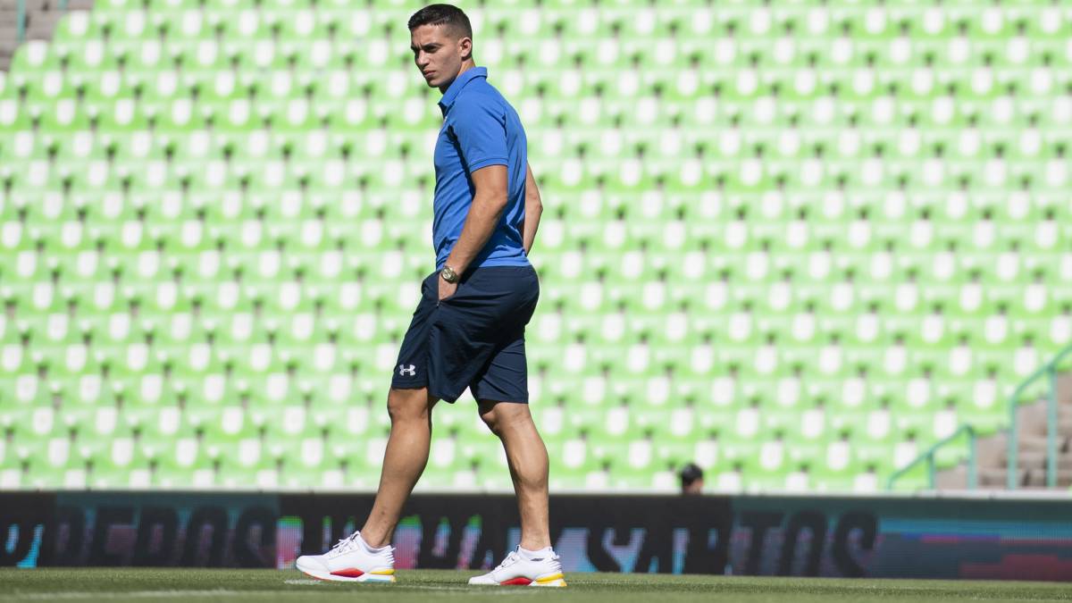 Iván Marcone camina sobre el césped del Estadio Corona previo a un partido de Cruz Azul contra Santos.