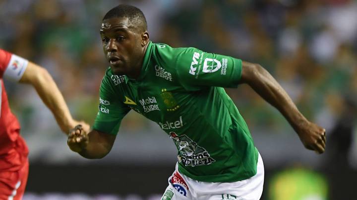 Joel Campbell disputa una pelota con un jugador del Toluca, en la cancha del Estadio León.