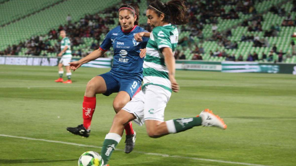 Jugadoras de Santos y Monterrey disputan una pelota en el césped del Estadio Corona.