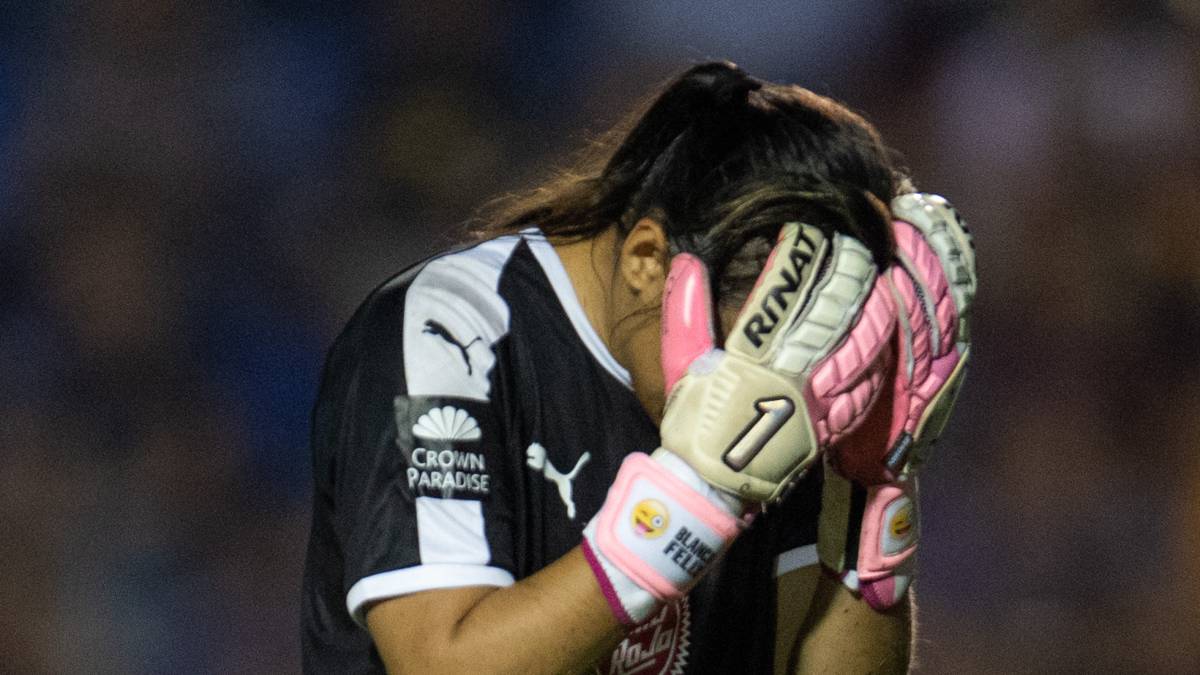 Blanca Félix tomándose el rostro con las manos