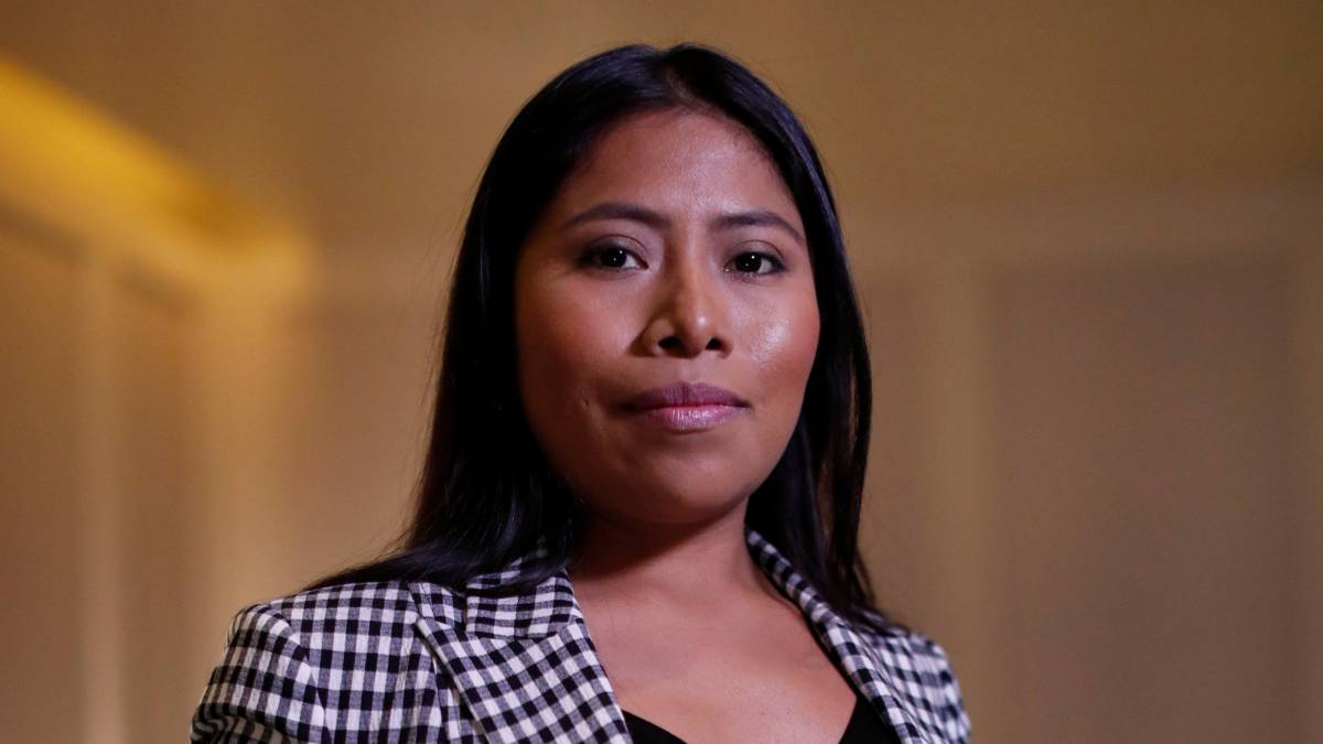 Yalitza Aparicio luciendo traje de cuadros