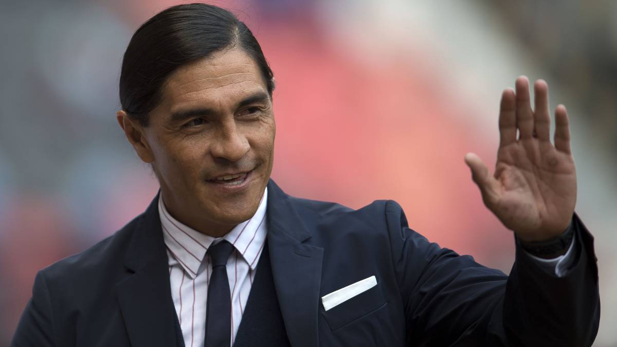 Francisco Palencia dirigiendo a Lobos BUAP en el Estadio Azteca