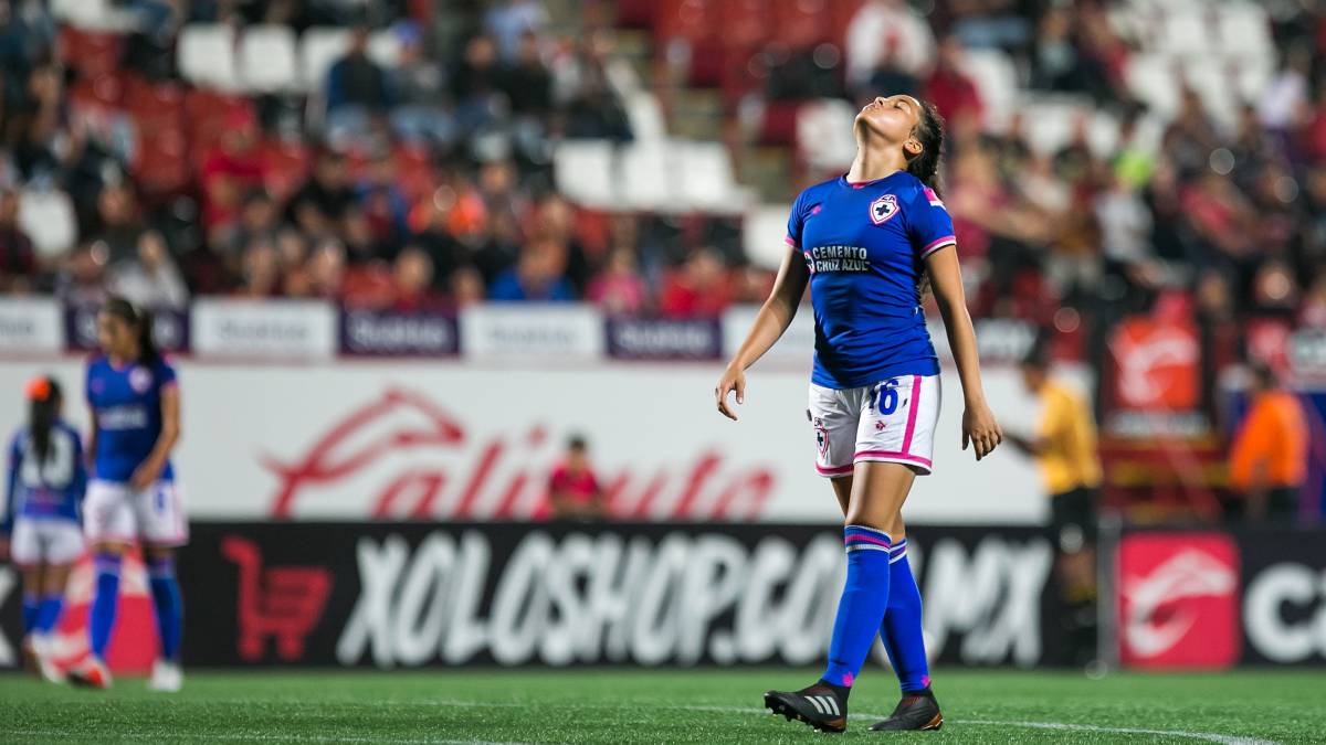 Jugadora de Cruz Azul mirando hacia el cielo