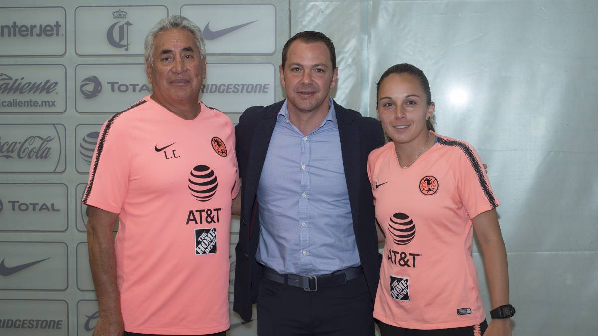 Leo Cuellar, Santiago Baños y Ana Galindo posando para fotografía