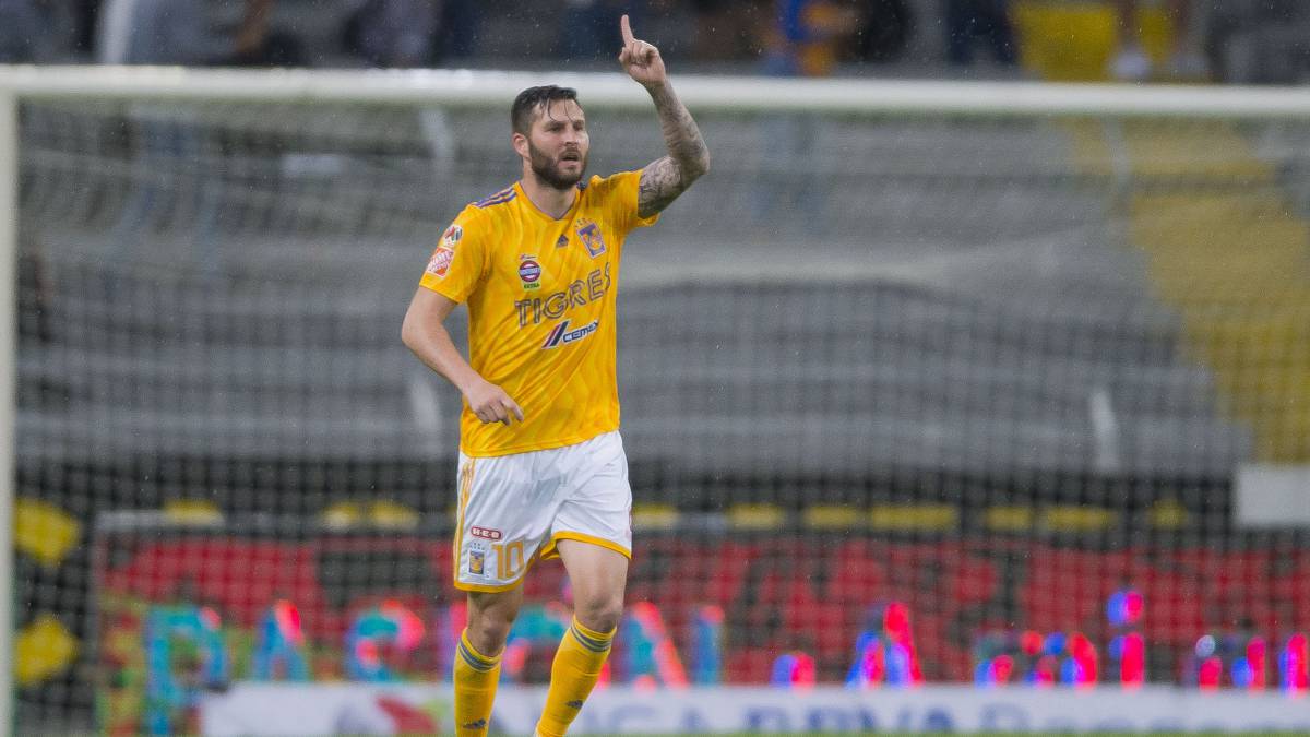 André-Pierre Gignac festeja su gol número 100