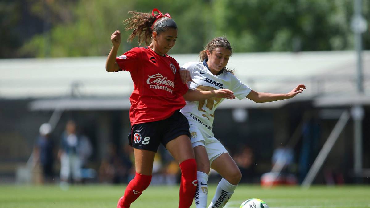 Ricla Rajunov disputando el balón con Valentina Oviedo