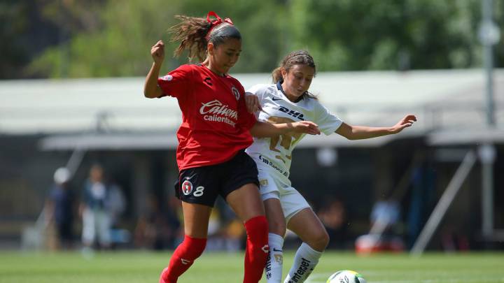 Ricla Rajunov disputando el balón con Valentina Oviedo