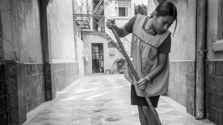 Yalitza Aparicio barriendo
