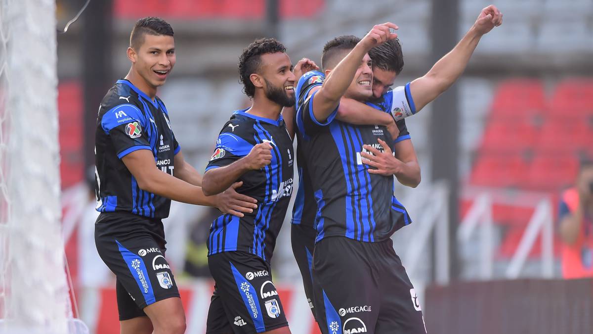 Javier Güémez festeja su gol con Querétaro