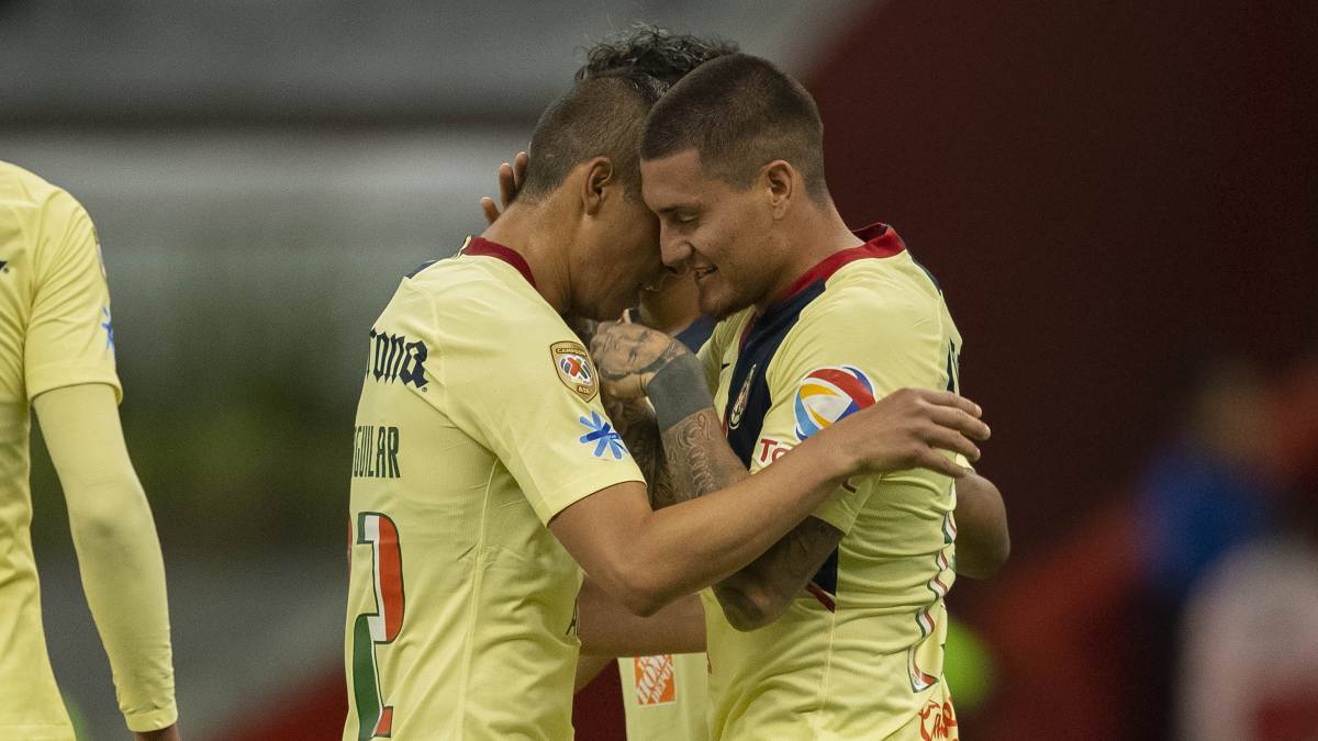 Nico Castillo festeja sus primeros goles con el América