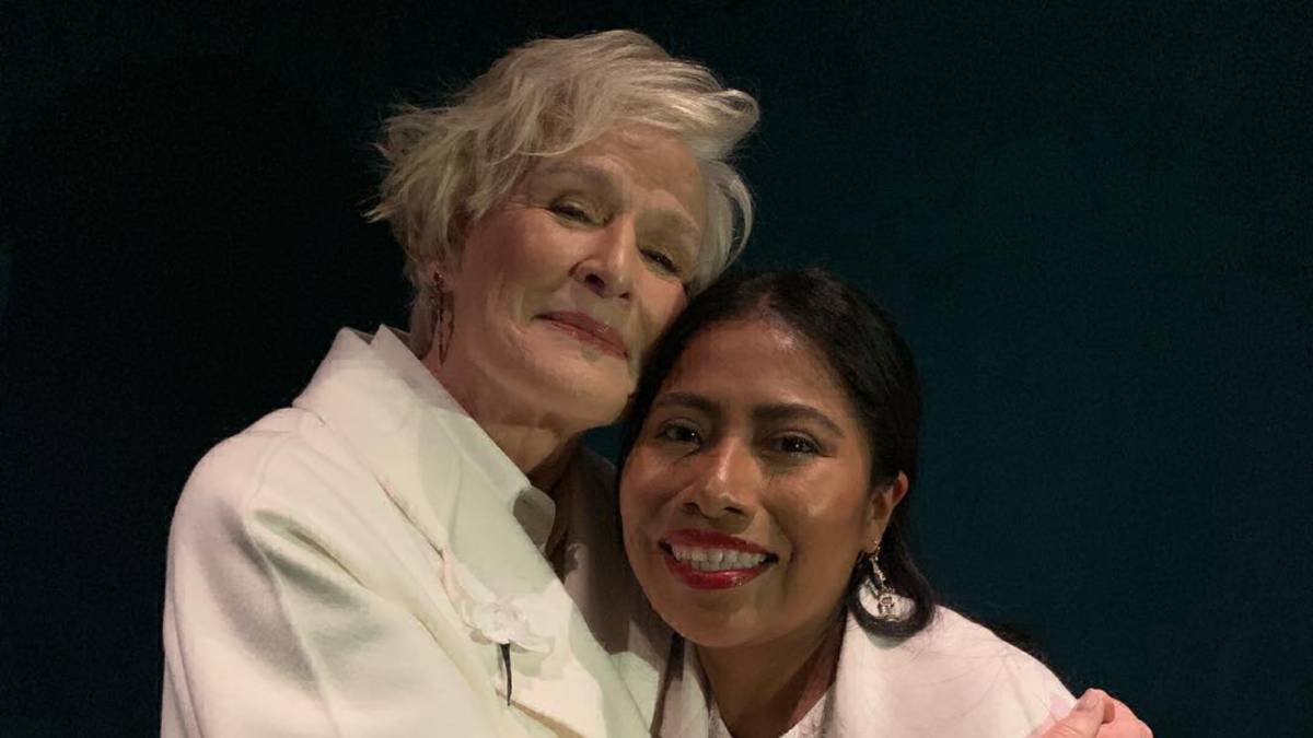 Glenn Close abrazando a Yalitza Aparicio