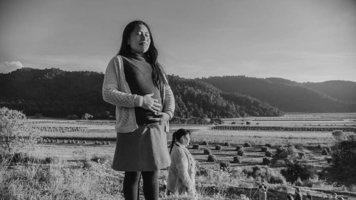 Yalitza Aparicio acariciando su vientre