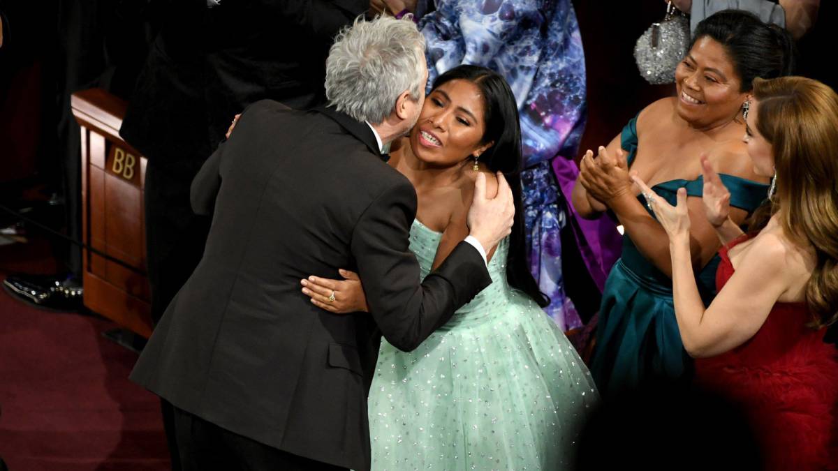 Yalitza Aparicio y Alfonso Cuarón se abrazan durante la ceremonia de los Oscar.