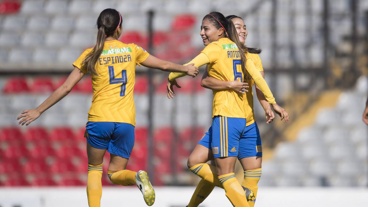 Jugadoras de Tigres celebrando anotación