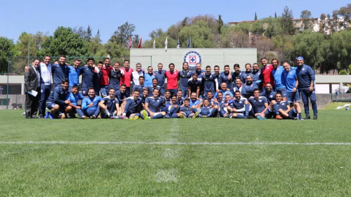El equipo de Cruz Azul se tomó una fotografía grupal en el entrenamiento.