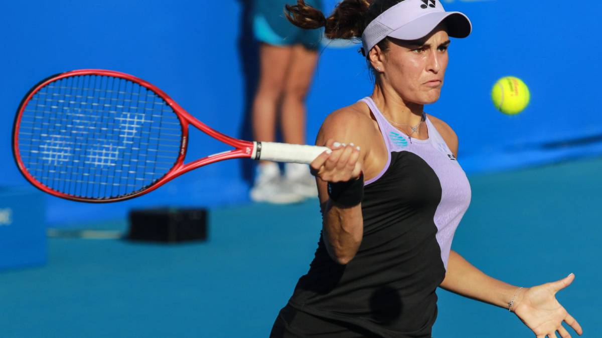 La tenista puertorriqueña Mónica Puig en acción ante la griega Maria Sakkari durante un partido de primera ronda del Abierto Mexicano de tenis disputado este lunes en el puerto de Acapulco