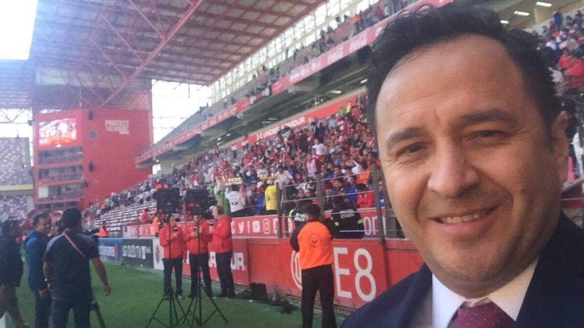 César Martínez a nivel de cancha, donde realiza su trabajo como reportero.