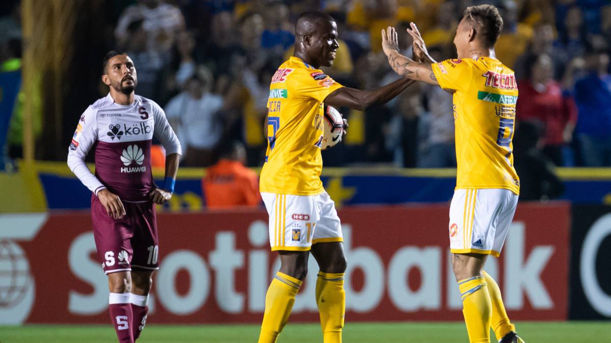 Enner Valencia celebra un gol contra el Saprissa en el Estadio Universitario.