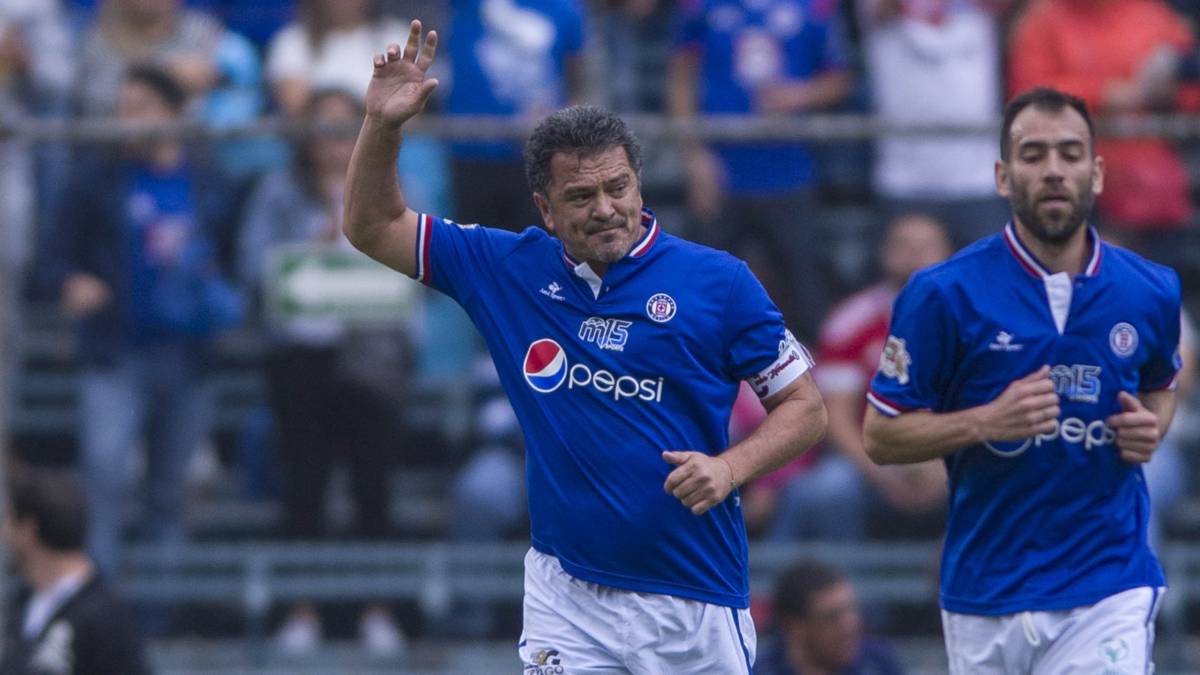 Carlos Hermosillo celebra un gol en un partido de leyendas.
