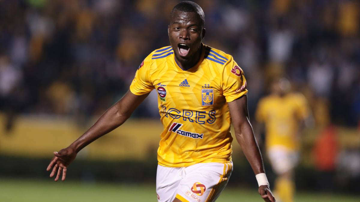 Enner Valencia celebra un gol ante Saprissa en el Volcán.