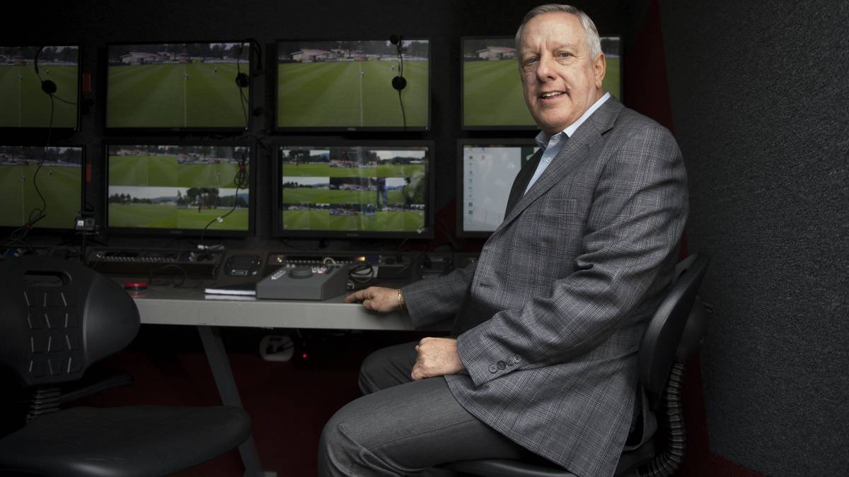 Arturo Brizio junto al sistema de videoarbitraje que se utiliza durante los partidos.