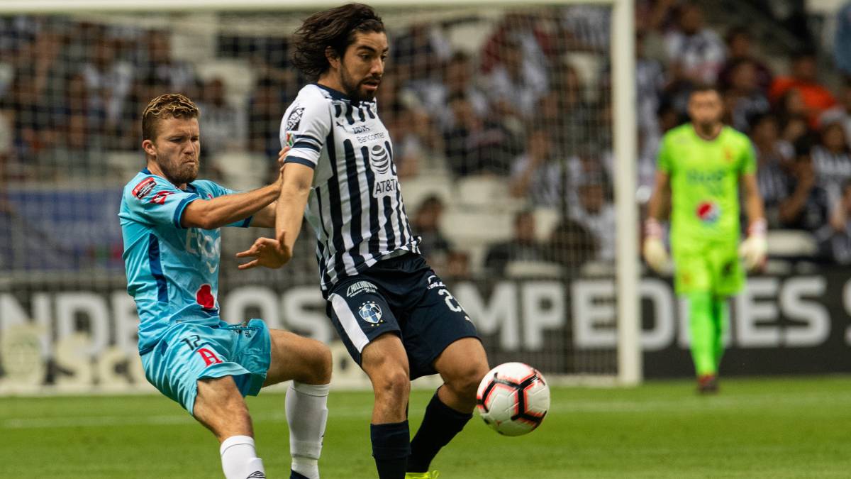 Rodolfo Pizarro conduce la pelota en el partido contra Alianza FC.