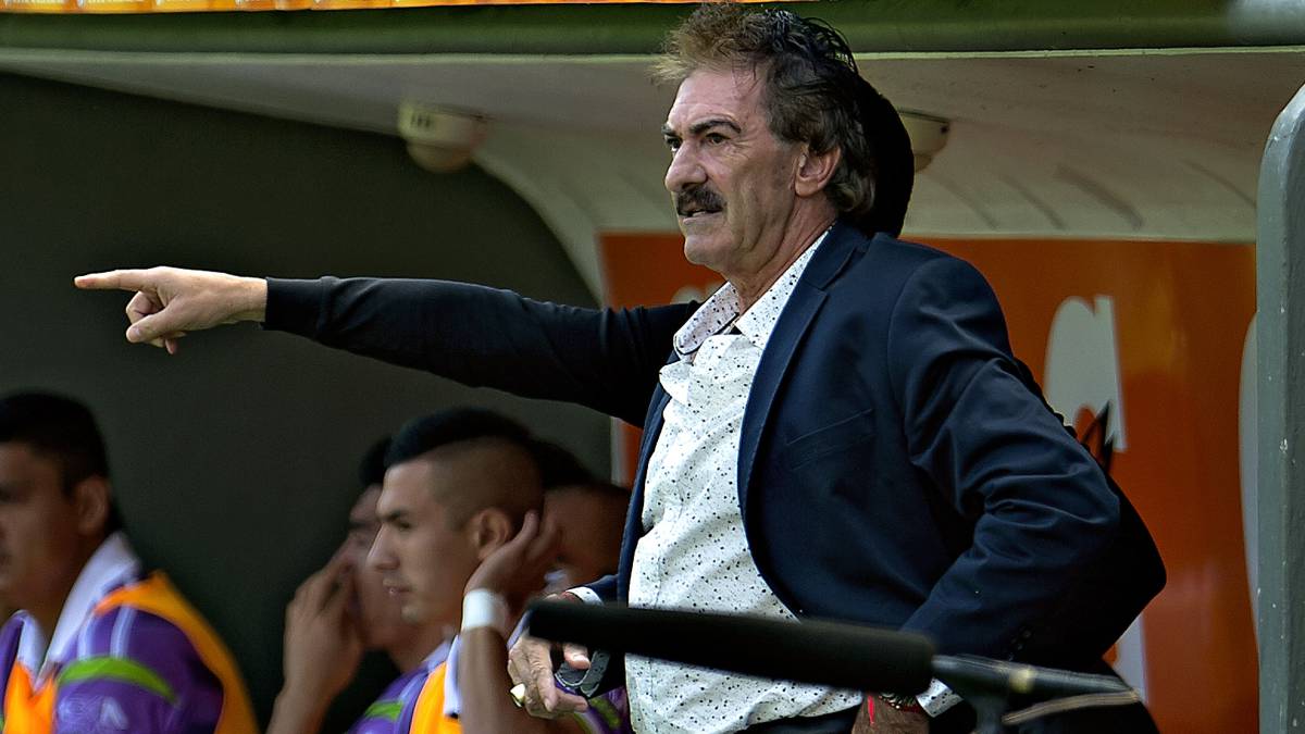 Ricardo La Volpe da indicaciones desde su banca.