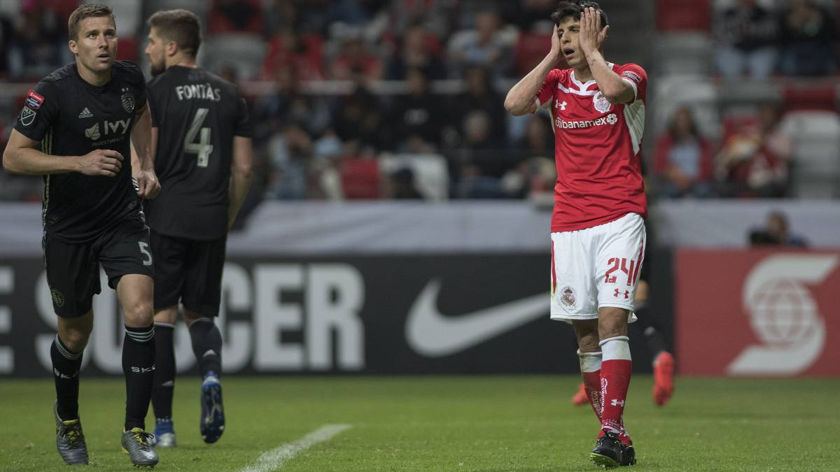 Pablo Barrientos, del Toluca, se lamenta tras una acción en contra del Sporting KC.