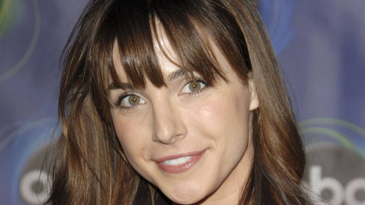 Lisa Sheridan posando en una gala