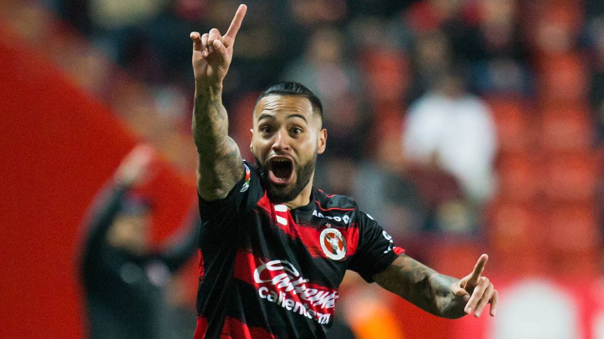 Julián Velázquez reclama una acción durante el partido contra Atlas.