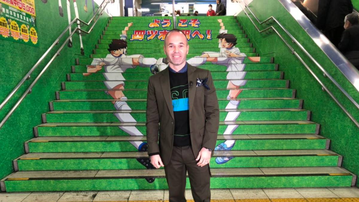 Andrés Iniesta inaugurando la Yotsugi Station en el metro de Japón