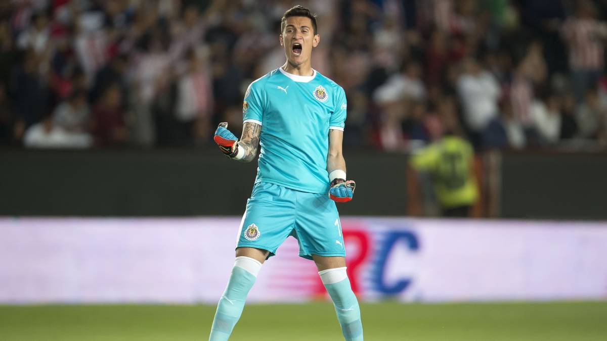 Chivas mantiene confianza en Gudiño, pese a errores