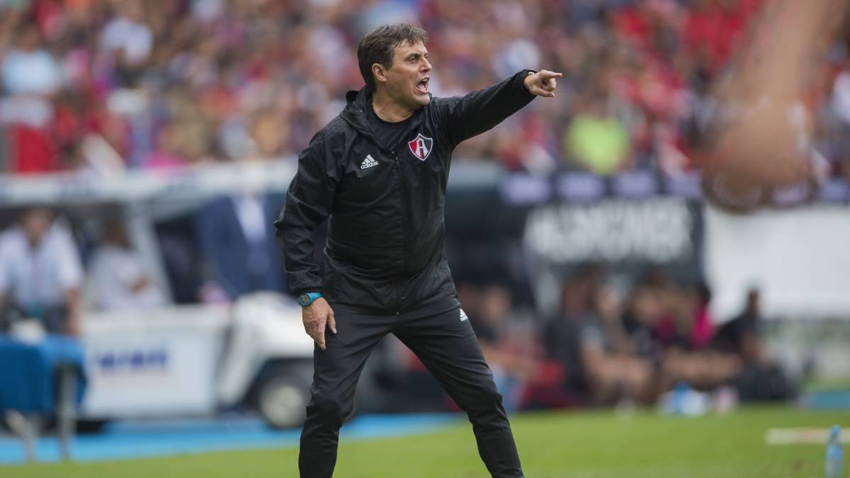 Hoyos respalda a González y Hernández después de errores