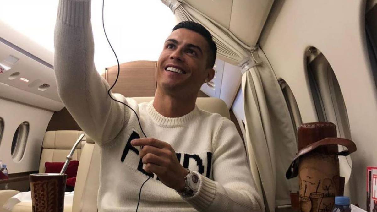 Cristiano Ronaldo tomándose selfie
