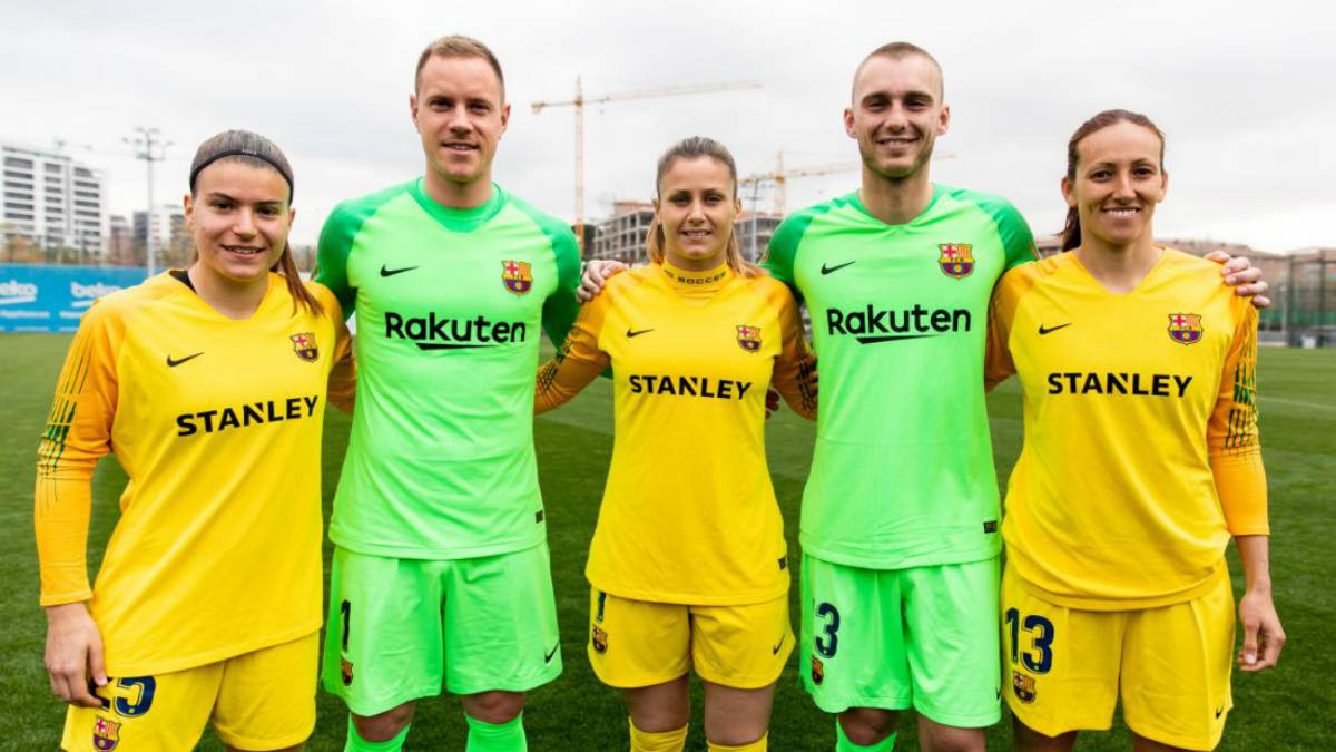 Pamela Tajonar junto a porteros del Barca Femenil y varonil